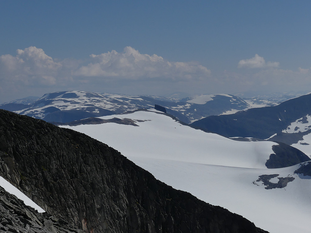 Herlige Tindefjell stikker opp bak Skålabreen.