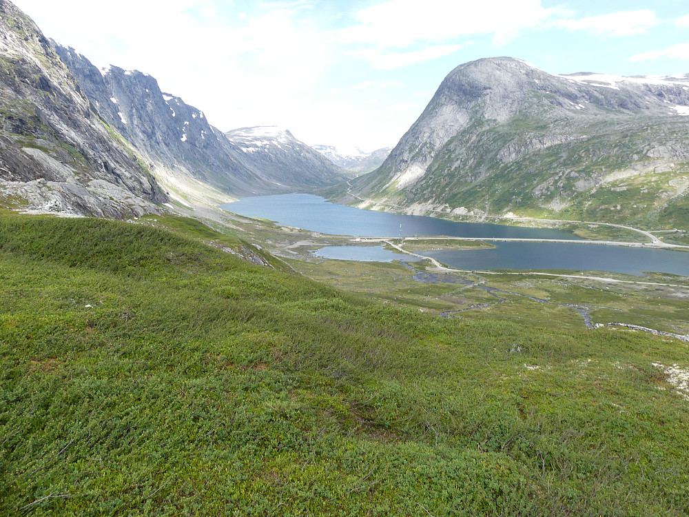 Fra Holane med utsikt over Langvatnet. Toppen til høyre er Søre Stavbrekknovi.