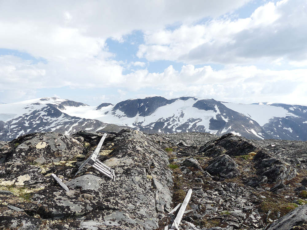 På toppen av Ospelifjellet med Kvitlenova og Nuken i bakgrunnen.