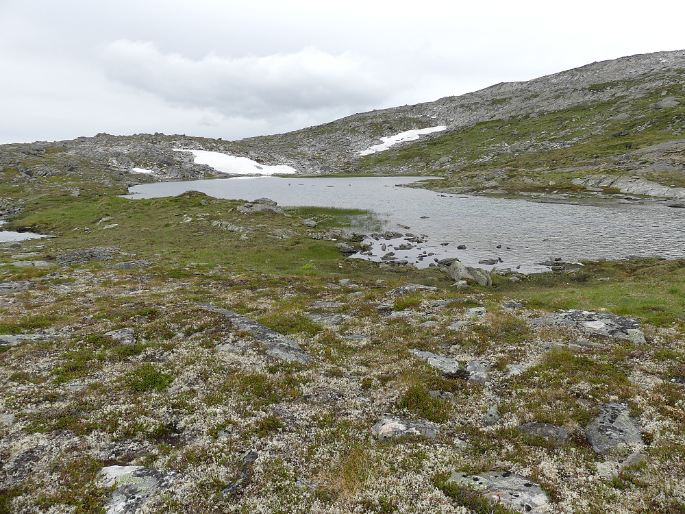 Ved 1275-tjernet innunder foten av Graslitinden.