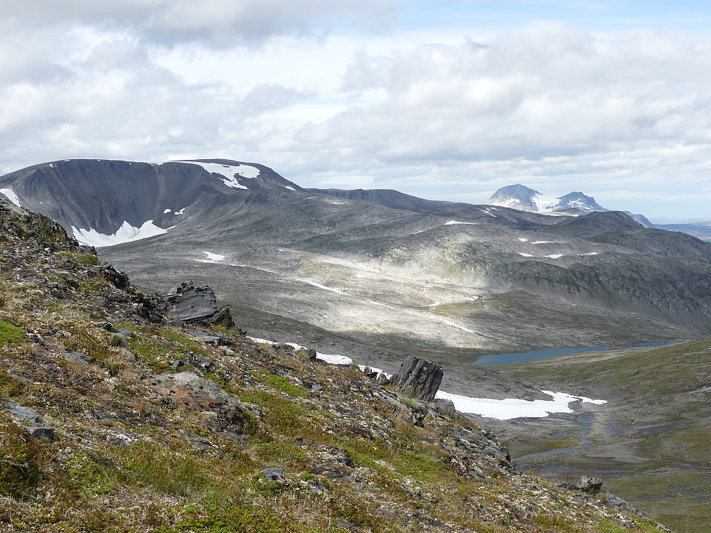 Snota (tror jeg) dukker opp til høyre for Storlifjellet da jeg nærmer meg toppen av Hemre Gjevilvasskammen.