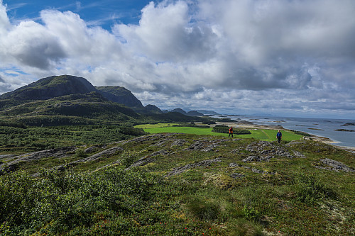 På vei opp Lynghaugen. Mardalsfjellet i bakgrunnen
