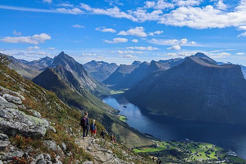 På vei ned fra Saksa