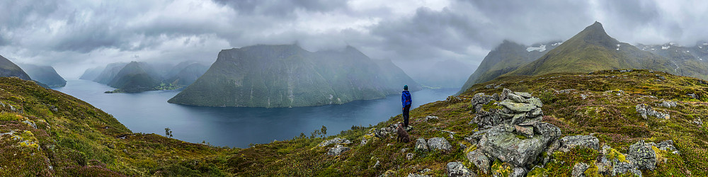 Fin utsikt mot Hjørundfjorden fra Skåranakken