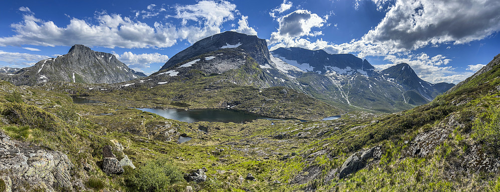 Sunndalsnipa og Eidskyrkja, sett på vei ned fra Middagshornet