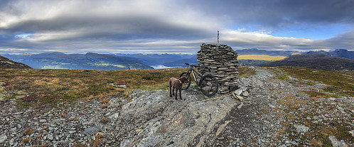 På Fløtravarden. Da har jeg gått, løpt, stått på ski og vært over med sykkel på dette fjellet også. Tror ikke man kan base-hoppe eller fly herfra...