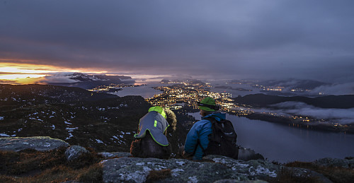 Fin utsikt fra Geitnausa mot Ålesund, i lett regn