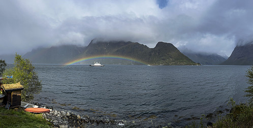 Hurtigruta og regnbue