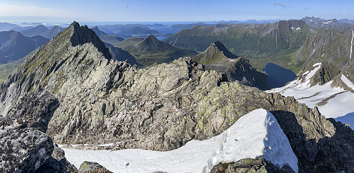Ser tilbake på ryggen mot nordvest-toppen