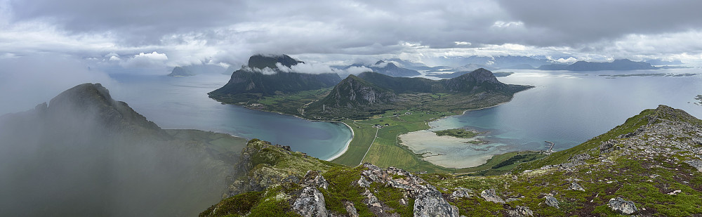Utsikt mot toppene vi gjorde dagen før, fra Kunna. Vår kjære følgesvenn Karma døde tidlig morgen, og det var en tung tur...