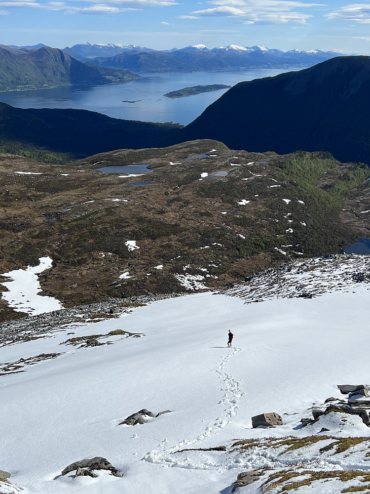 Snøfeltene lot oss spare både tid og knær - en av fordelene med å løpe på våren når snøen fortsatt ligger i nordhellingene