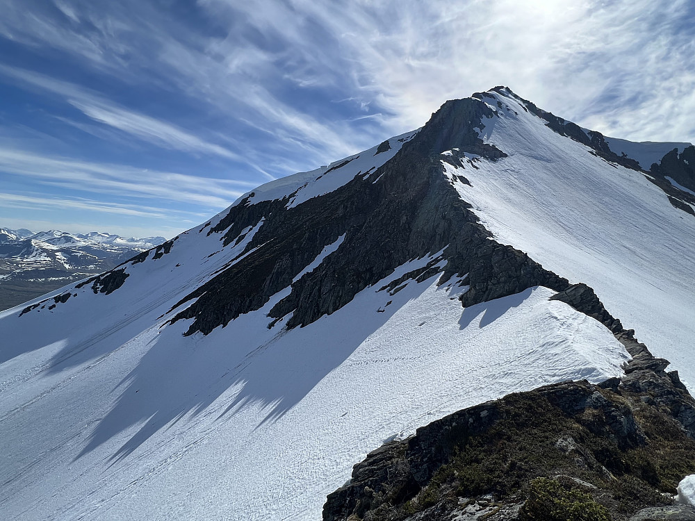 Tilbakeblikk på nedstigninga fra Høsvora. Kryssa inn på ryggen fra venstre i snøen under klippen