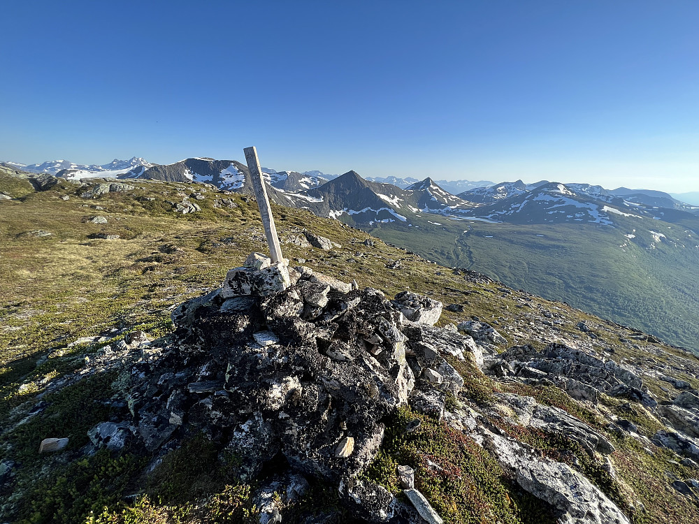 Fra toppen av Skrokkenfjellet mot Måsvasstind, Litle Blåtind og Såta