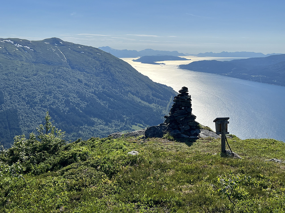 Milthaugen med utsikt utover Langfjorden