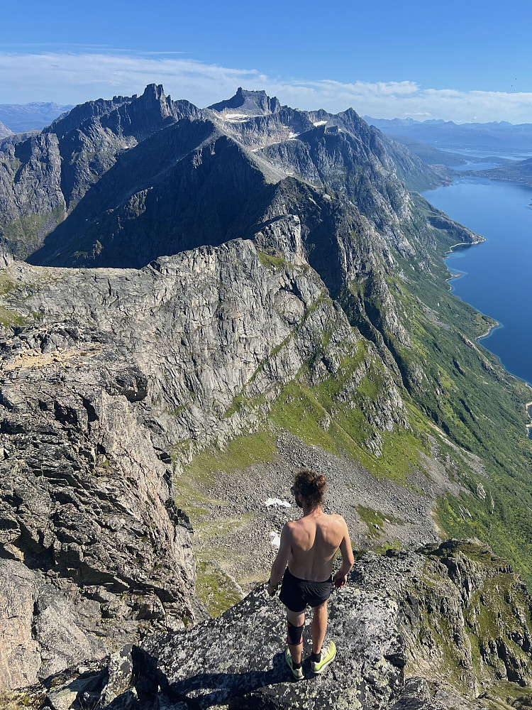 På Skamtinden med utsikt utover traversen med speilblanke Ersfjorden nede til høyre. Hollenderen sees i horisonten. Bort dit er kun 1/3 av distansen, noe som sier mye om lengden på hele turen!