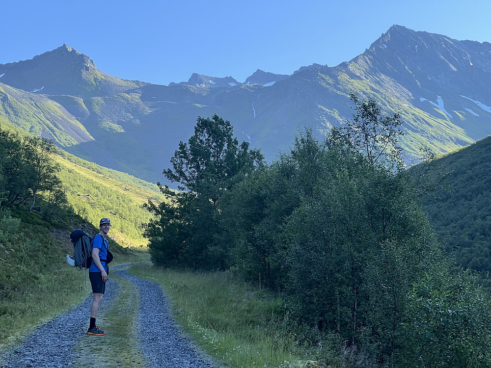 Rolig start opp Trandalsdalen. Sola varmet intens allerede fra tidlig om morgenen