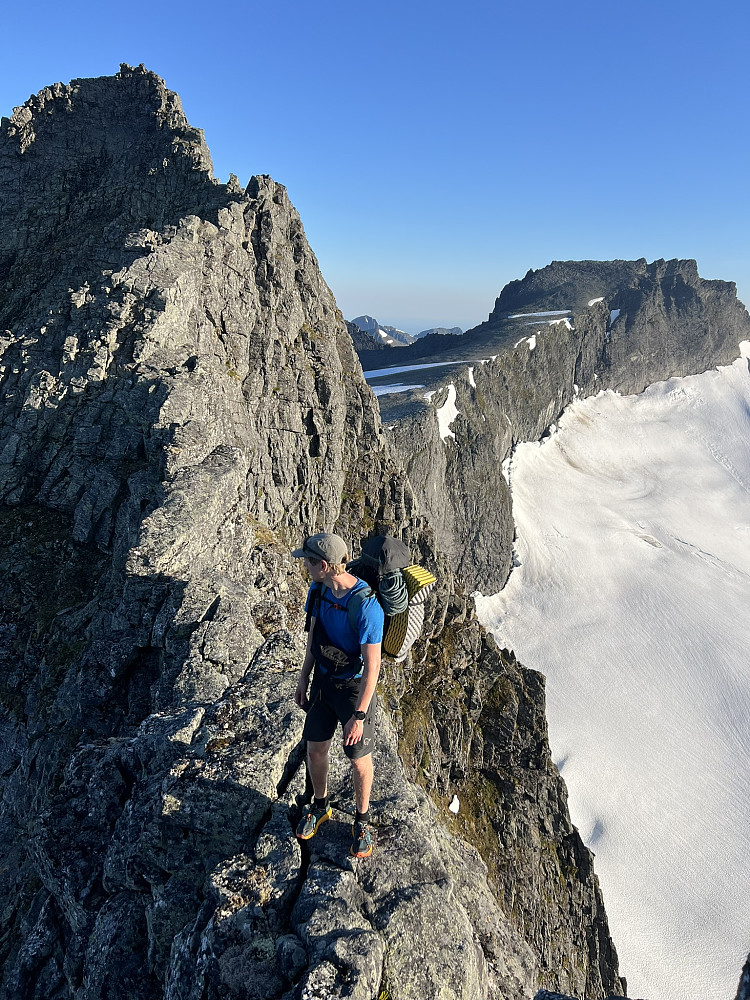 Bratt start på dagen fra midtre Regndalstind med Råna i bakgrunnen
