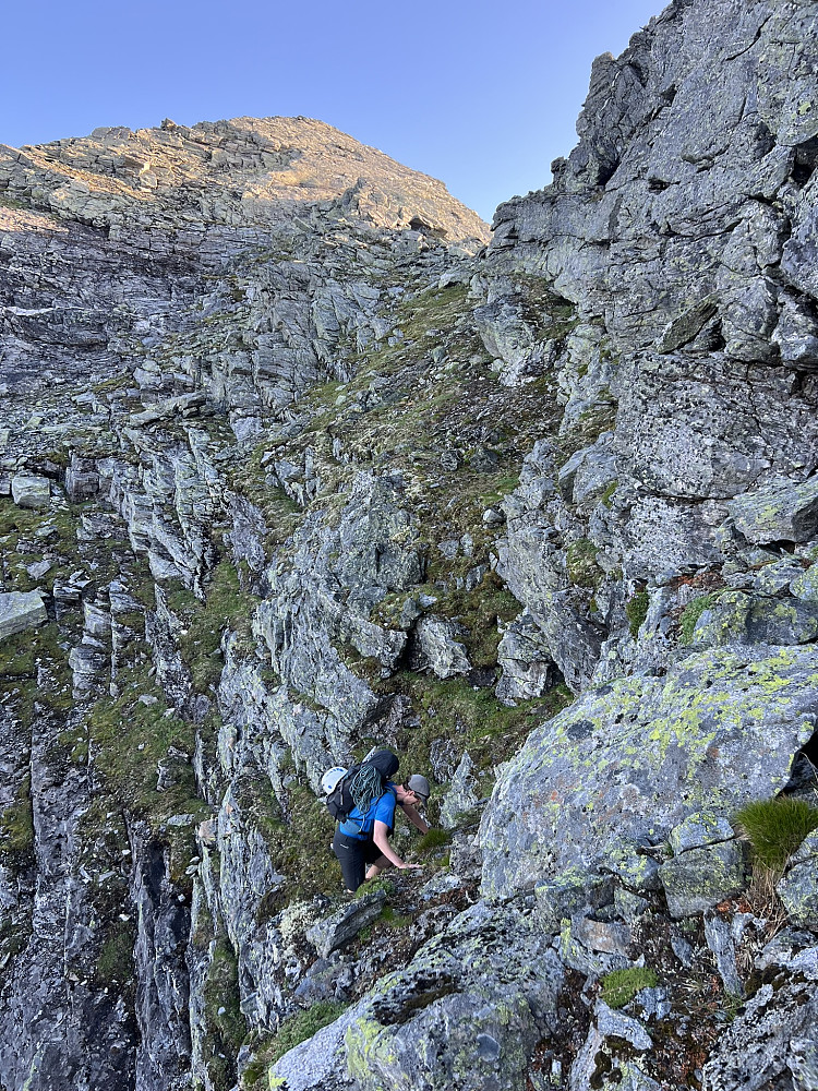 Omgåelse i vestsiden for hammer/pinakkel ned mot breen