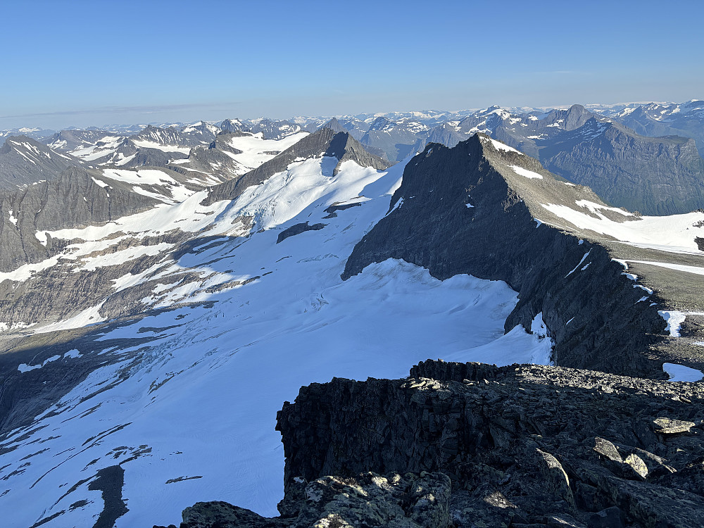 Fra toppen av Råna mot midtre Regndalstind til 
høyre og Urkedalstinden i bakgrunnen