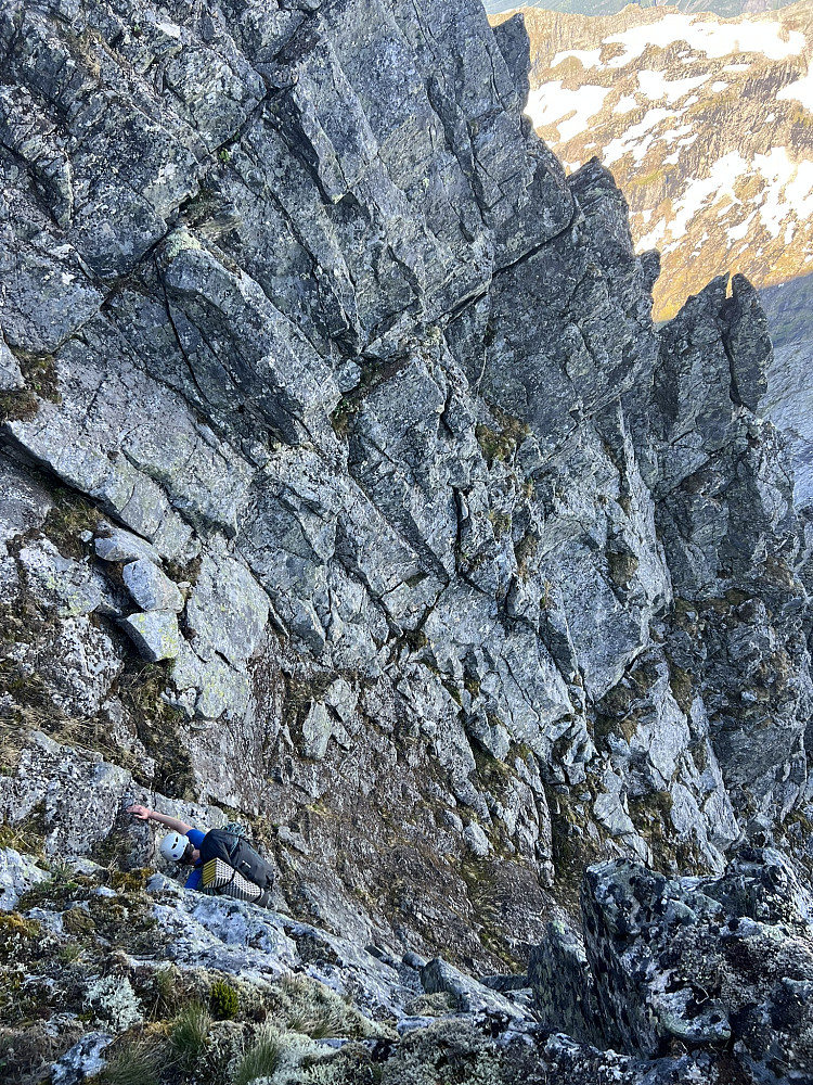 Ole Andreas i renna som ble brattere og brattere. Bandt oss inn i tauet fra ca der bildet ble tatt fra