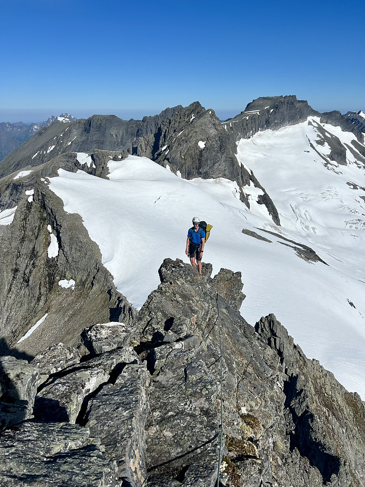 Ole Andreas på toppryggen med Regndalstinder og Råna i bakgrunnen