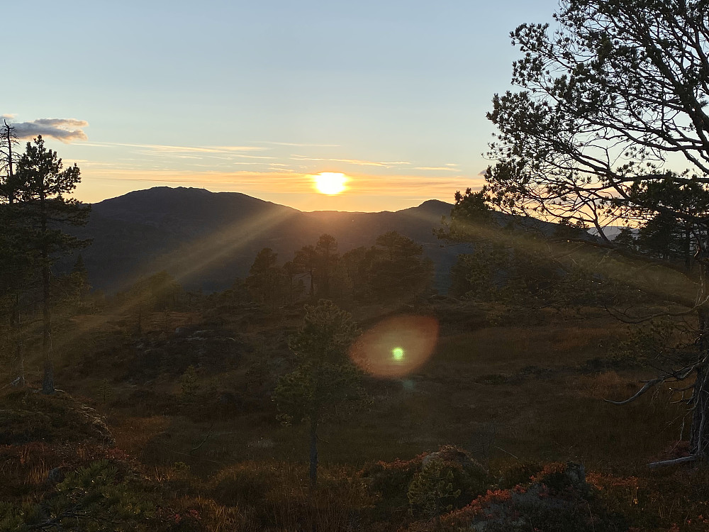 Haustsola var med heile turen, og takka til slutt av med fine farger bak Syltnebba.