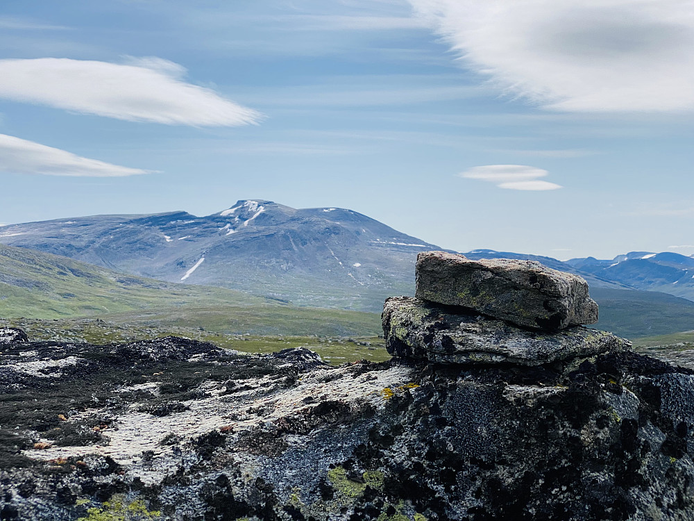 Beskjeden varde på Rypfjellet, men dertil ubeskjeden utsikt mot Trollhøtta.