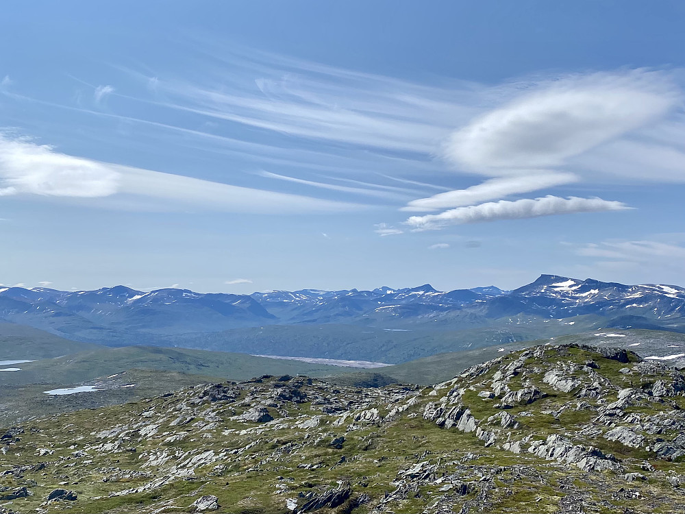 Snota og og store deler av indre Trollheimen låg lett synleg frå toppen av Bolmtrollhetta.