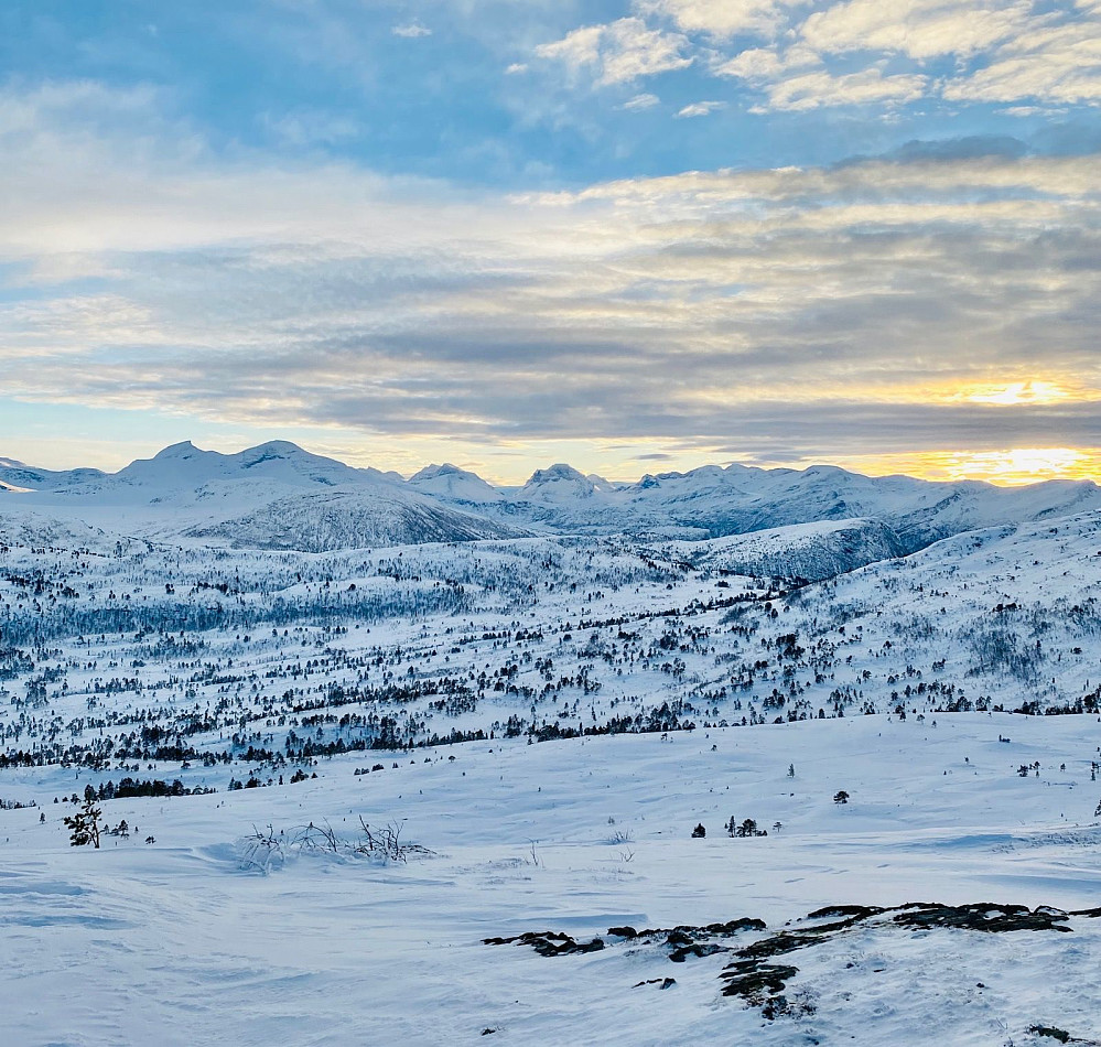 Flott desemberlys over Trollheimen i sør.