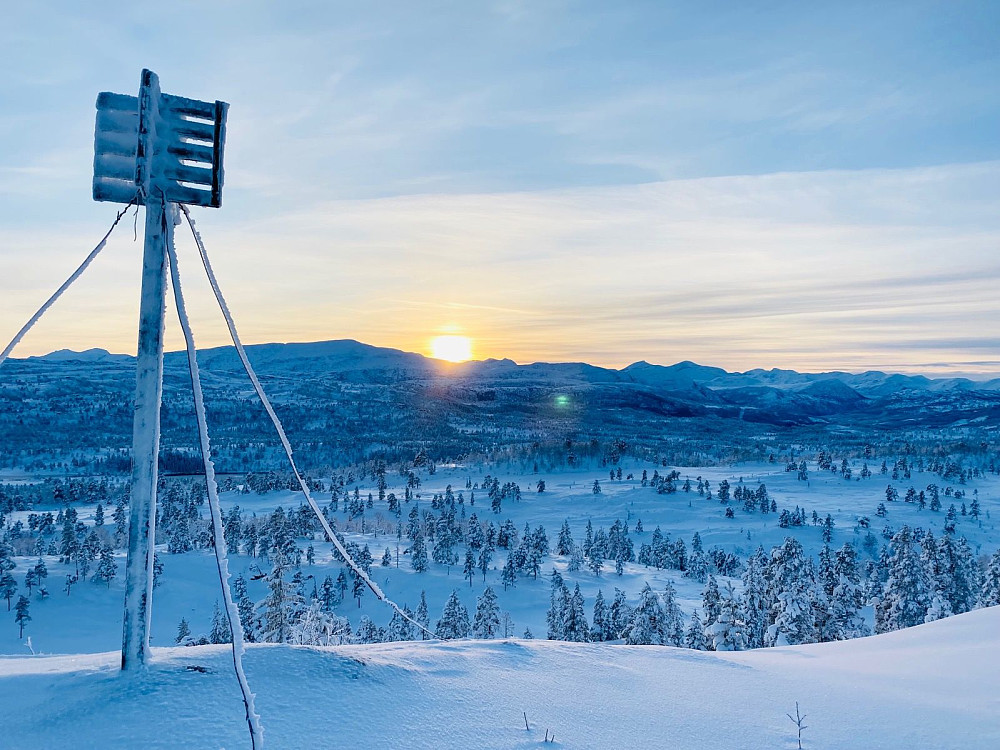Desembersola tittar så vidt opp bak Svarrafjellet.