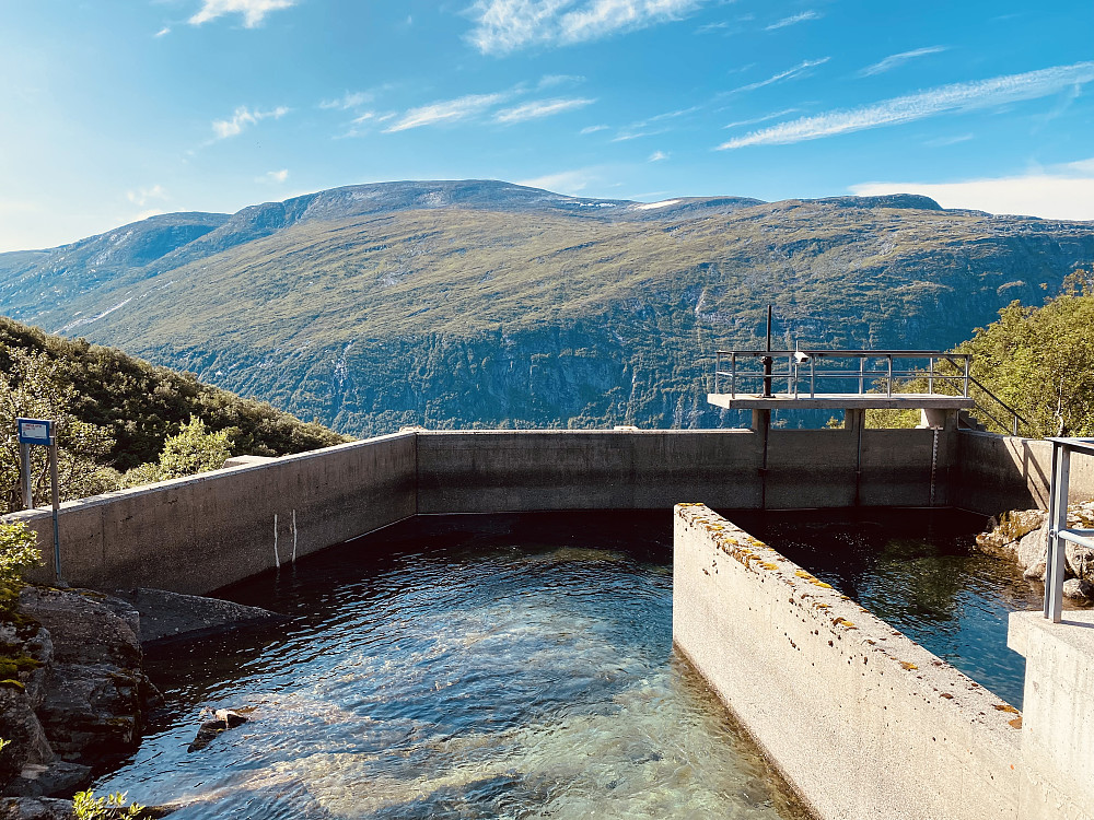 Lia opp langs Otta er forsert, og demninga ved inngangen til Ottdalen kryssast.