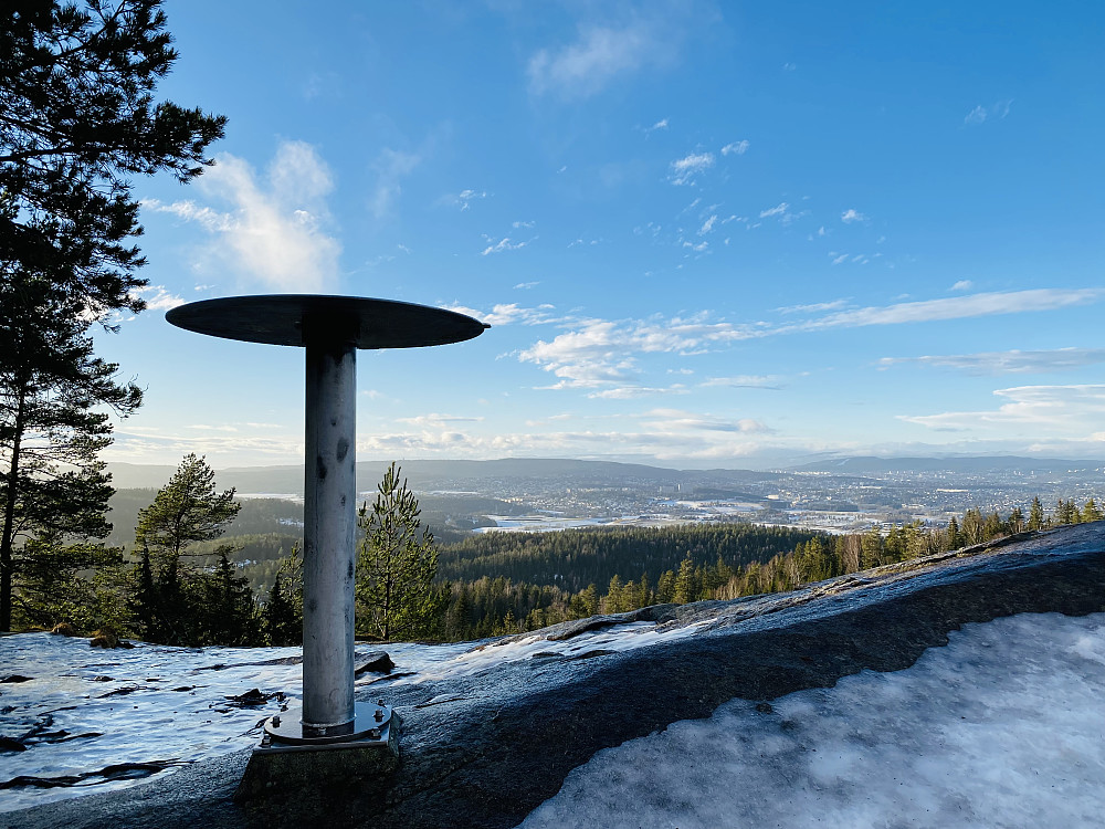 Frå sikteskiva og innover mot ein blå himmel over Lørenskog og Oslo.