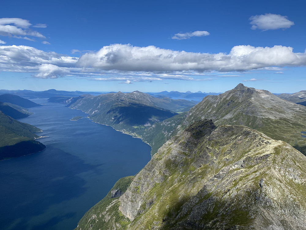 Flott utsikt utover Sunndalsfjorden mellom Hovsnebba og Tussdalsnebba.