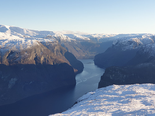 Utsikt mot Skomakarnipa og Nærøyfjorden