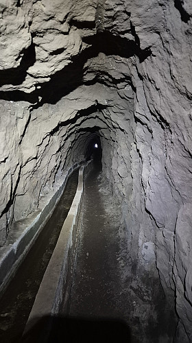 Om lag 1 km lang tunnel med vatningskanal, stort sett greit å gå opprøyst.