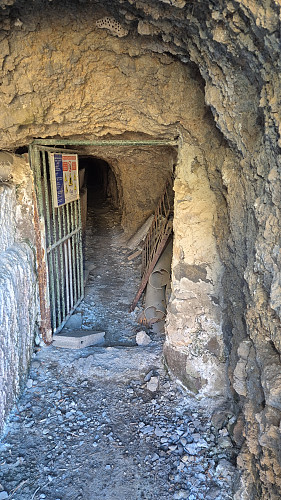Lenger oppe var ein ny tunnel og eg traff nokre ungdommar som sa dei akuratt hadde komme ut. Eg fortalte om advarselsskiltet lenger nede, dei hadde ikkje sett noko på denne tunnelen, som dessuten "berre" var omlag 1 km. Var ikkje like høg som den første store tunnelen, så gjekk mykje krokrygga her.
