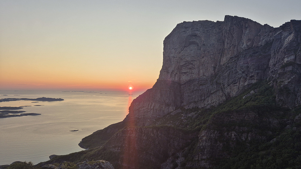 Rødøyløva i solnedgang