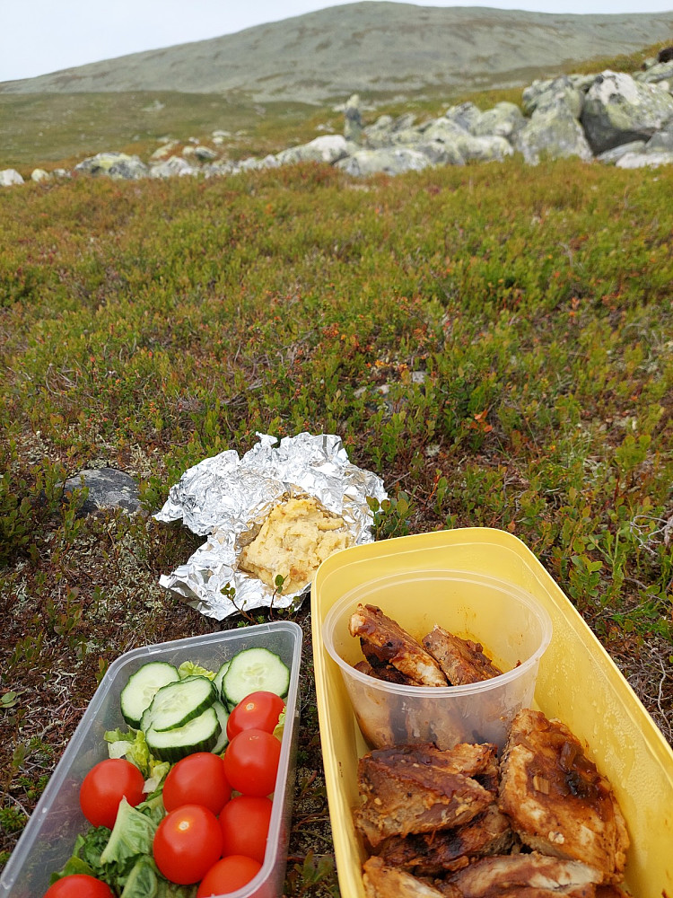 Tok med middagen til fjells; grilla ribbe m hjemmelaga bbq saus