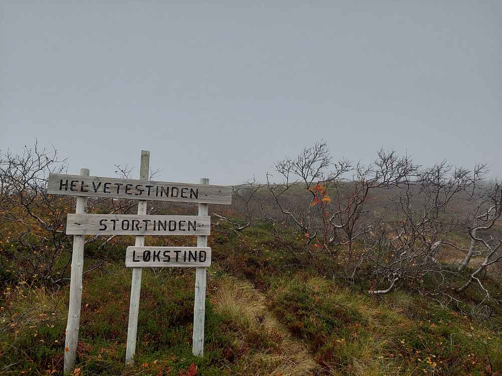 Startpunkt merka med skilt fra toppen av skarden på vei mot Løksfjord