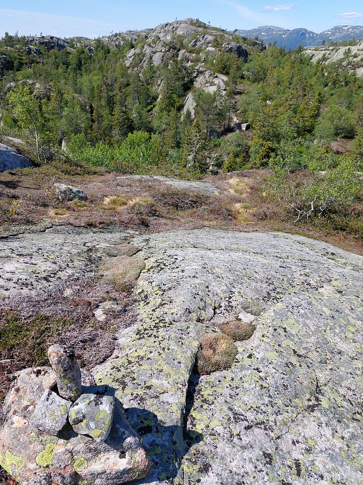 Tillot meg å lage en liten varde som indikerer nedgangen til det lille "klyvepunktet" nederst på vestryggen fra Blåfjell