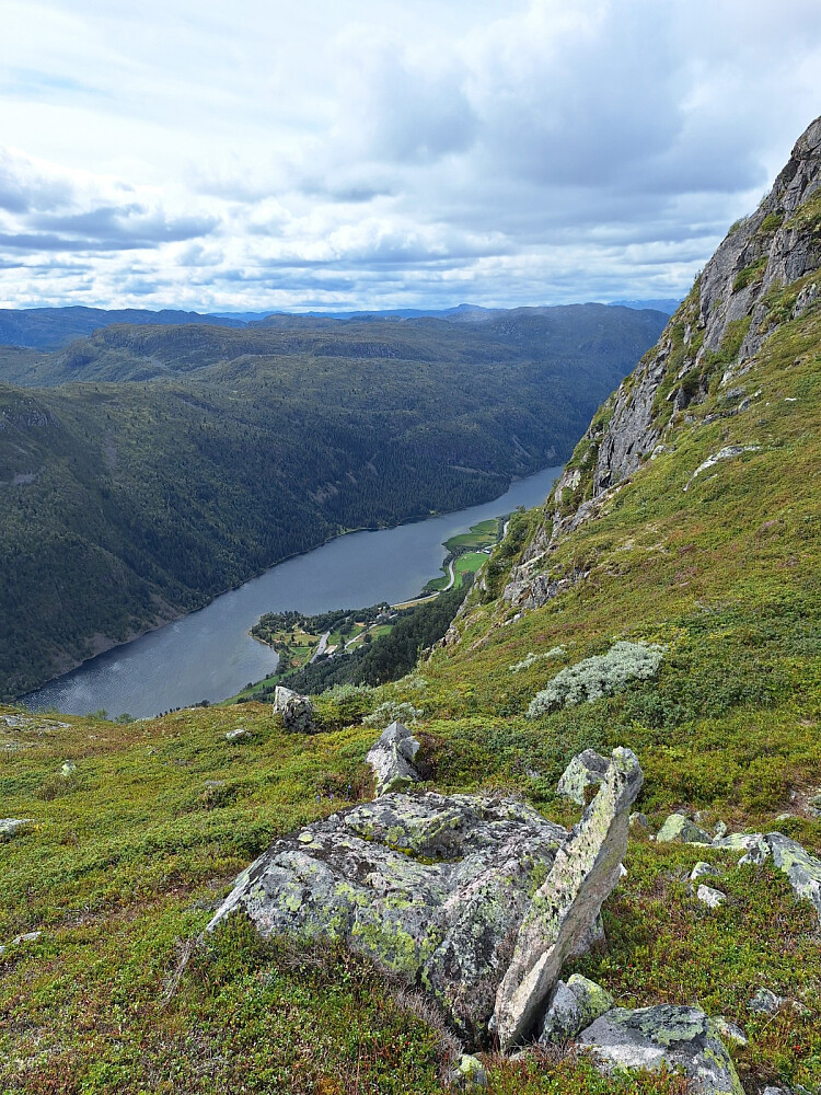 Ser ned på sjefens residens i Grungedal