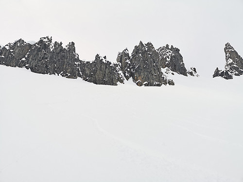 Image #6: Part of the mountain ridge between Mount Fingeren and Mount Kolåstinden, i.e. the southwest ridge of Mount Kolåstinden.