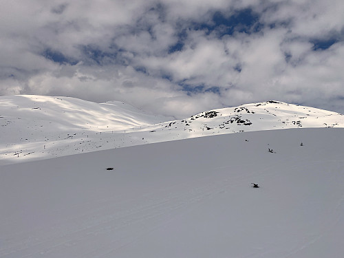 Image #4: View of Steindalen Valley with the upper ski lift. The knoll to the right is one among several called "Småeggene". Mount Kragefjellet is not seen due to the clouds.