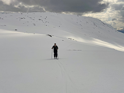 Image #5: Approaching the ridge between Mount Gryta and Mount Kragefjellet, i.e. the notch called "Bubergskaret". Mount Gryta [1032 m.a.m.s.l.] is seen in the background.