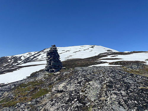 Image #8: A cairn built on a viewpoint just beneath the knoll called Mohornet. The top area of Mount Storheimshornet is seen in the background.