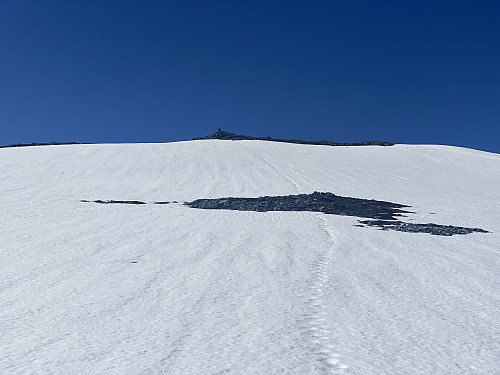 Image #12: Approaching the top of Mount Storheimshornet. For a good view, however, we would have to continue to a point about 500 meters west of the summit.