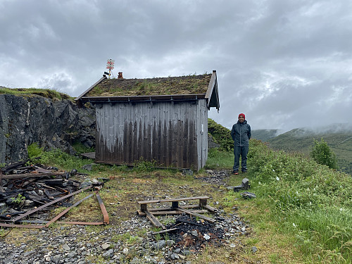 Bilde #9: Det er bygget ei lita hytte rett under toppen på Verahornet, der man kan søke ly for regn og vind mens man er på toppen.