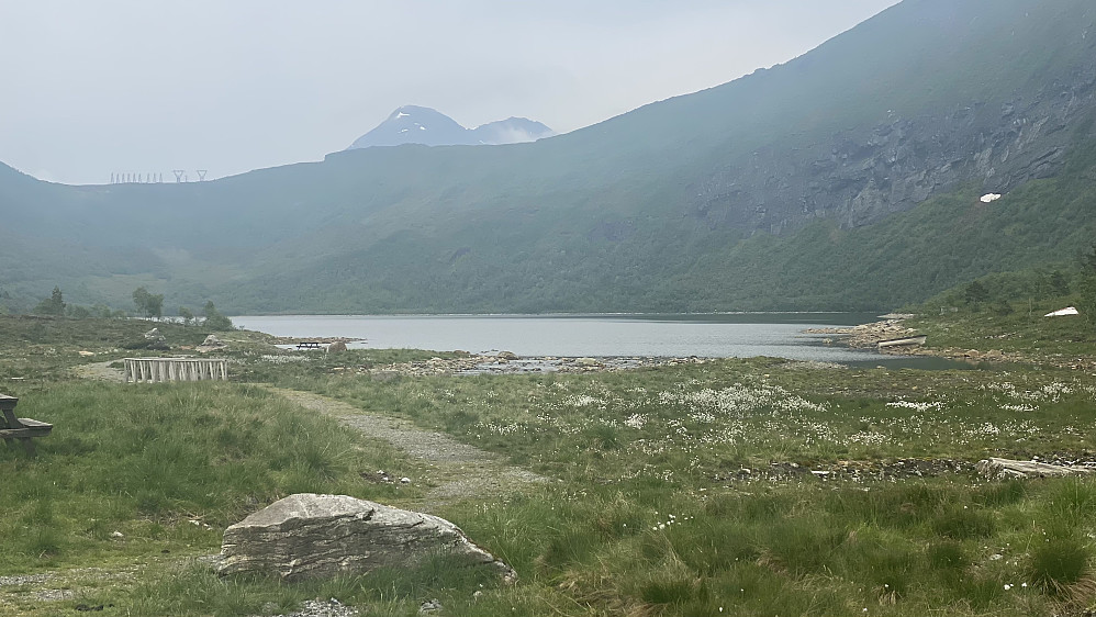 Bilde #1: Dyrkornvatnet sett fra parkeringsplassen. Fjellet vi skal på sees uti høyre billedkant. De to toppene i bakgrunnen er Mehornet [1205 m.o.h.] og Jolgrøhornet [1253 m.o.h.]. Dyrkornvatnet ligger på 387 m.o.h.