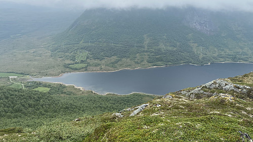Bilde #8: Utsikt fra Stavneshornet over Dyrkornvatnet [387 m.o.h.]. Parkeringsplassen der Sætervegen deler seg sees helt til venstre i bildet.