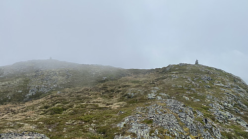 Bilde #14: Men utsiktspunktet ned mot Stordalen var slett ikke det høyeste punktet på dette fjellet. For å nå toppen måtte vi gå littegrann nordover igjen.